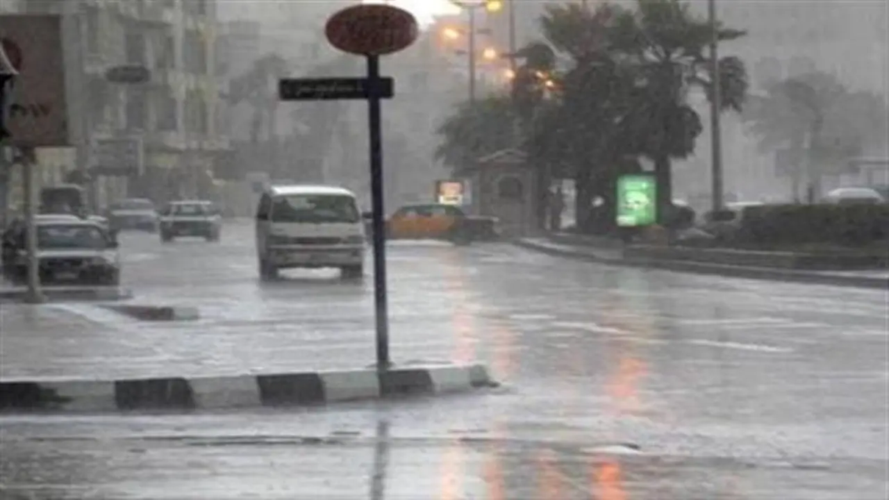 «الأرصاد»: الأمطار مرّت بسلام.. وموجة الرمال والأتربة مستمرة مع تحسن تدريجي في الرؤية